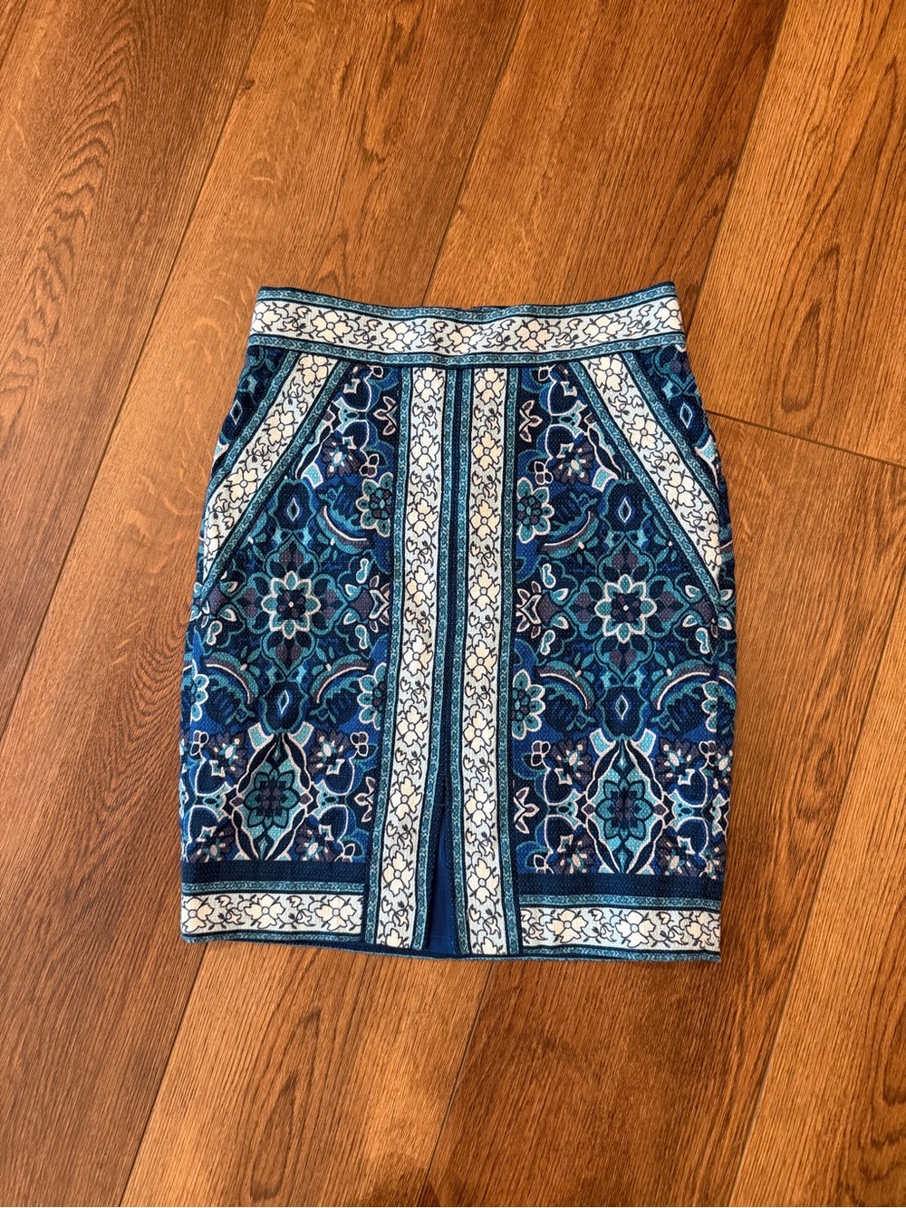 Anne Taylor Loft Blue  Patterned Women’s Skirt sz 4
